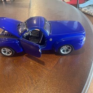 Maitso Chevrolet 2000 SSR Scale 1:18 Special Edition Model Car